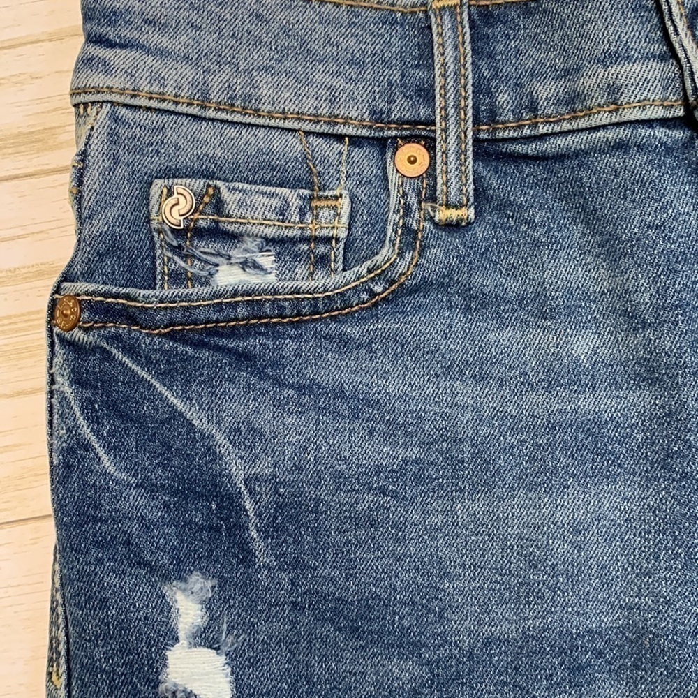 Levi’s Denizen Super High Rise Shorts - Picture 2 of 5